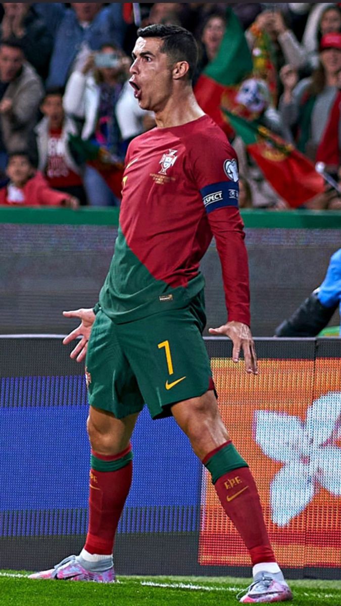 Portugal vs Croácia, 900 gols de Cristiano Ronaldo, CR7 lenda do futebol, Vitória de Portugal, Recordes de Cristiano Ronaldo, Marco histórico no futebol, Carreira de Cristiano Ronaldo, Seleção Portuguesa, Ícones do futebol mundial, Futebol internacional,